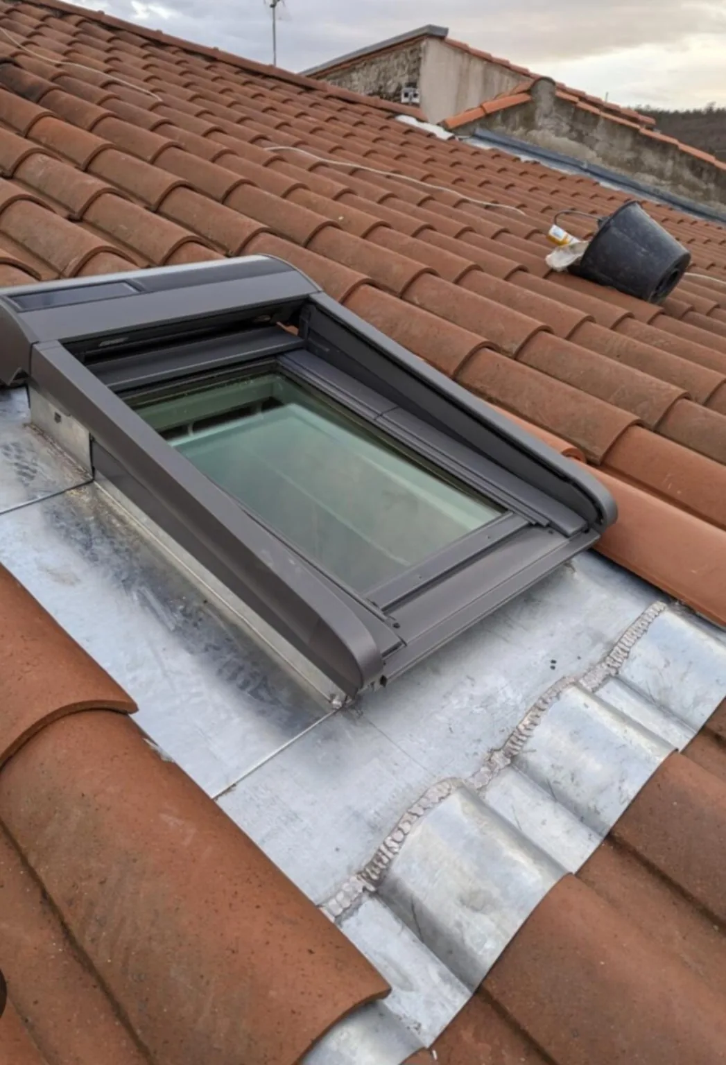 Fenêtre de toit neuve avec entourage zinc posée sur toiture en tuiles à La Baule