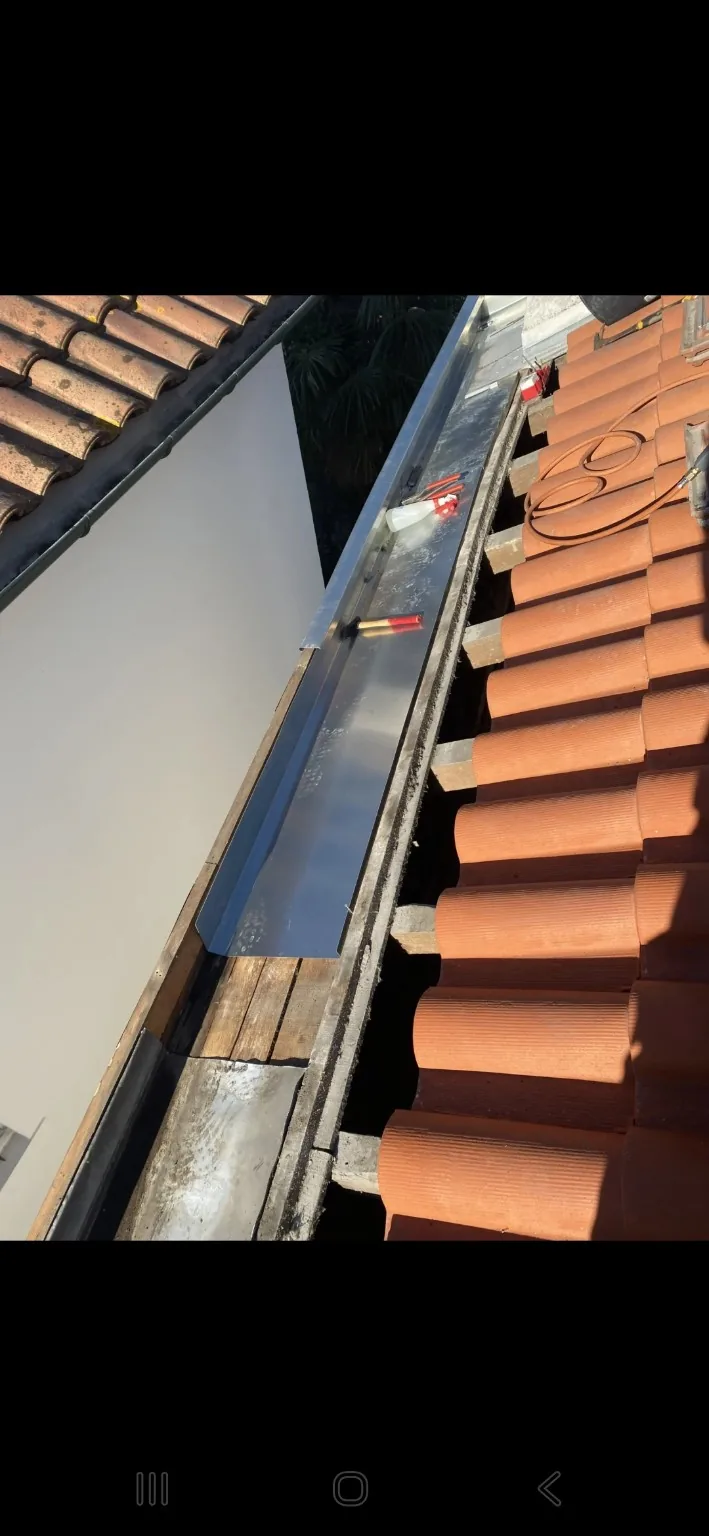 Vue de la fenêtre de toit et du raccord zinc sur la toiture à La Baule
