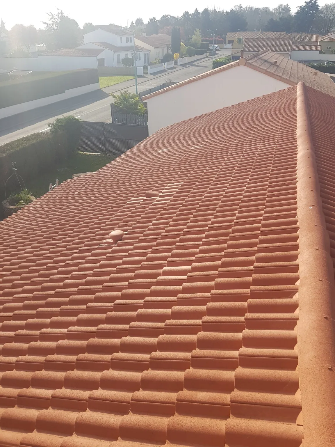 Deuxième vue de la dépose des tuiles sur la toiture à La Baule
