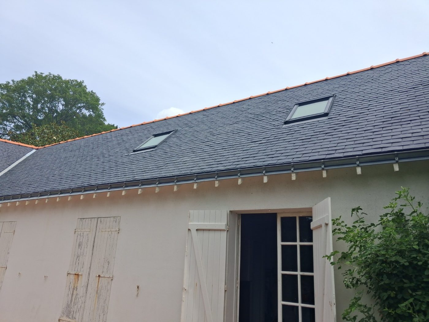 Rénovation complète d'une toiture en ardoise à Pornichet — résultat final avec fenêtres de toit