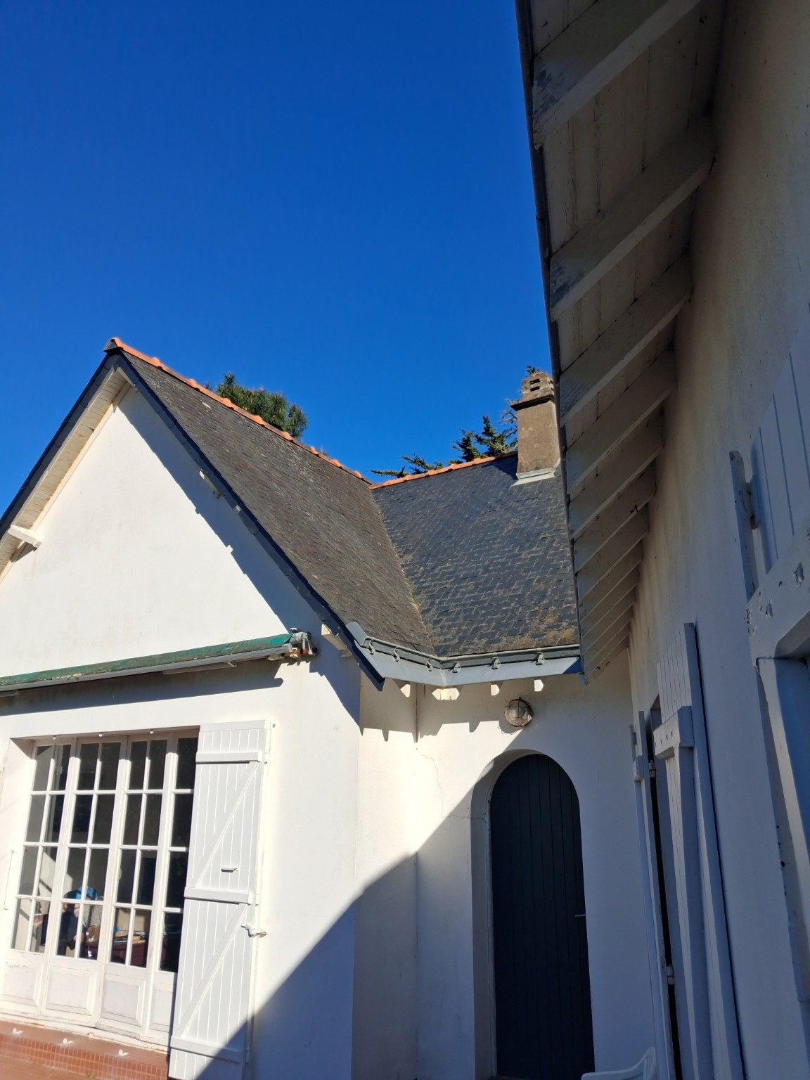 Toiture en ardoise ancienne avant rénovation sur une maison à Pornichet