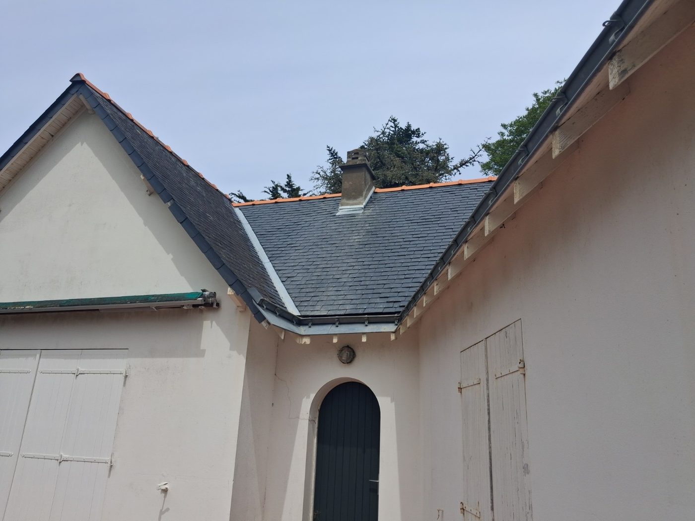 Toiture en ardoise neuve avec zinguerie et noue réalisée par EM Couverture