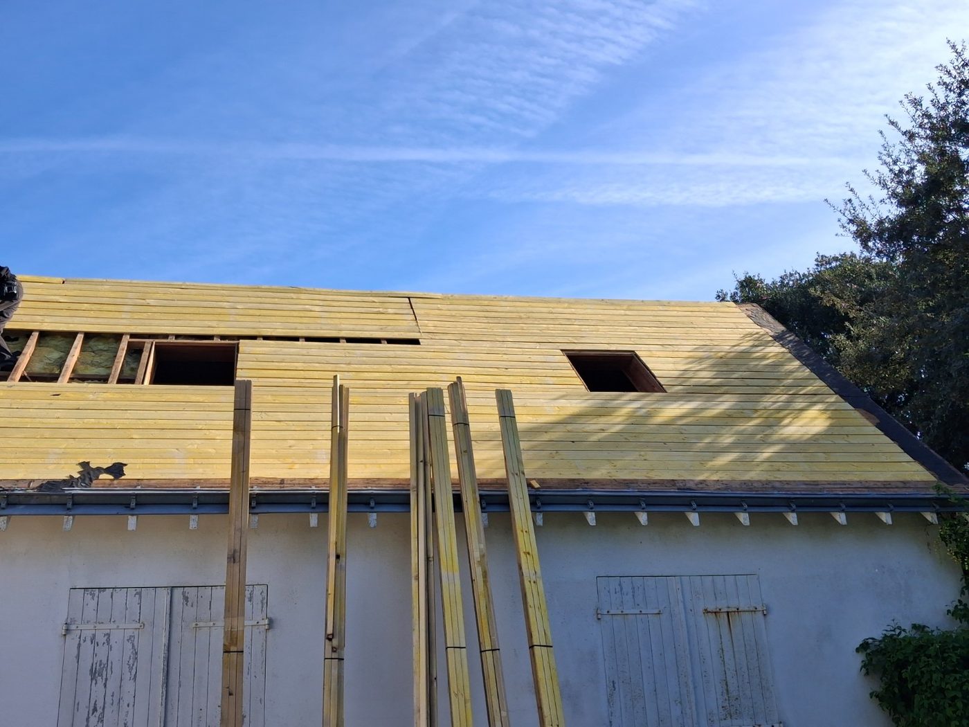 Pose du voligeage neuf lors de la rénovation de toiture à Pornichet