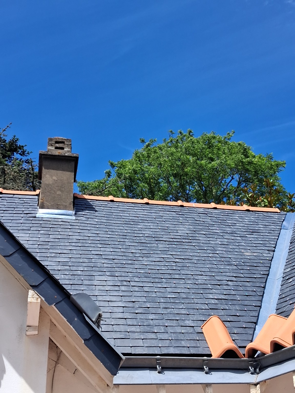Rénovation d'une toiture en ardoise réalisée à Pornichet par EM Couverture