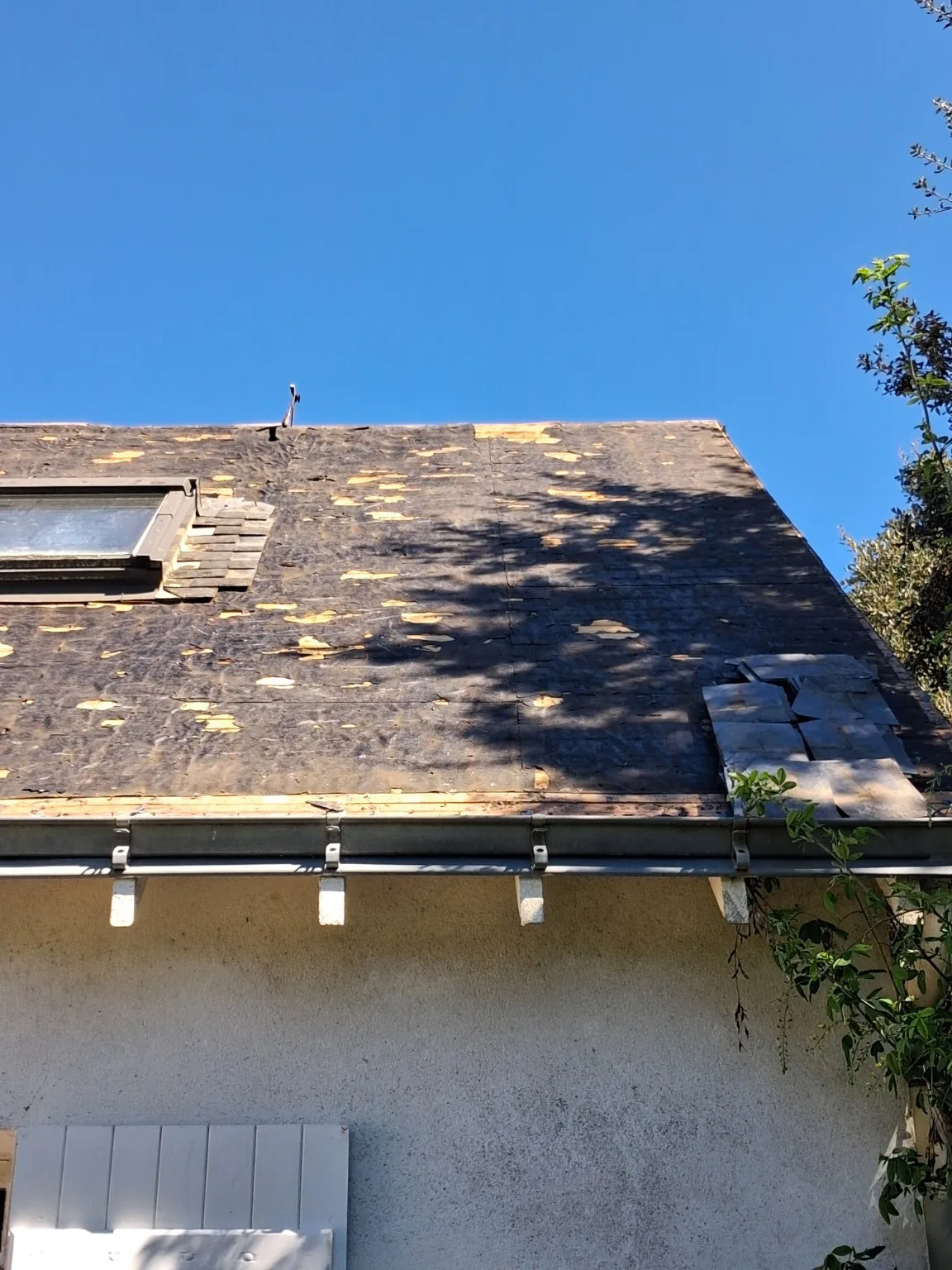 Toiture en ardoise ancienne très dégradée avant rénovation à Pornichet