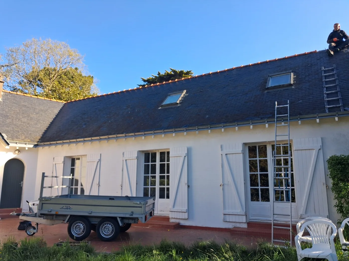 Artisan au travail sur la toiture en ardoise à Pornichet