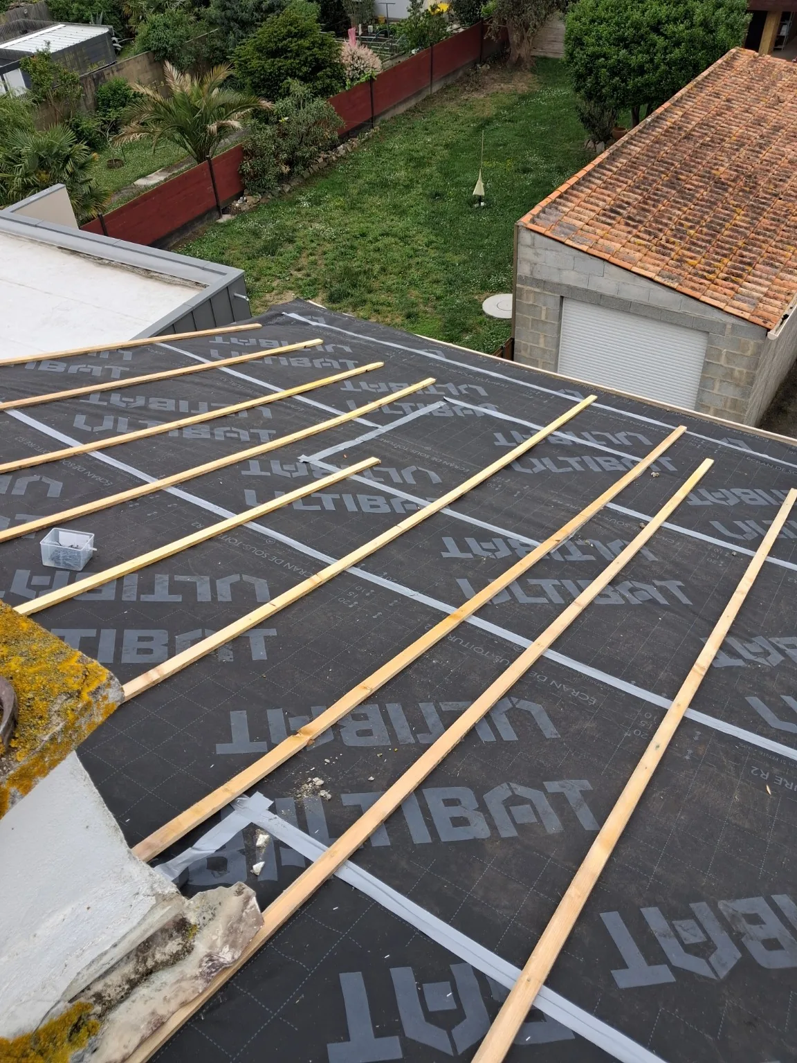 Écran sous-toiture posé et premiers liteaux lors de la réfection à Pornichet