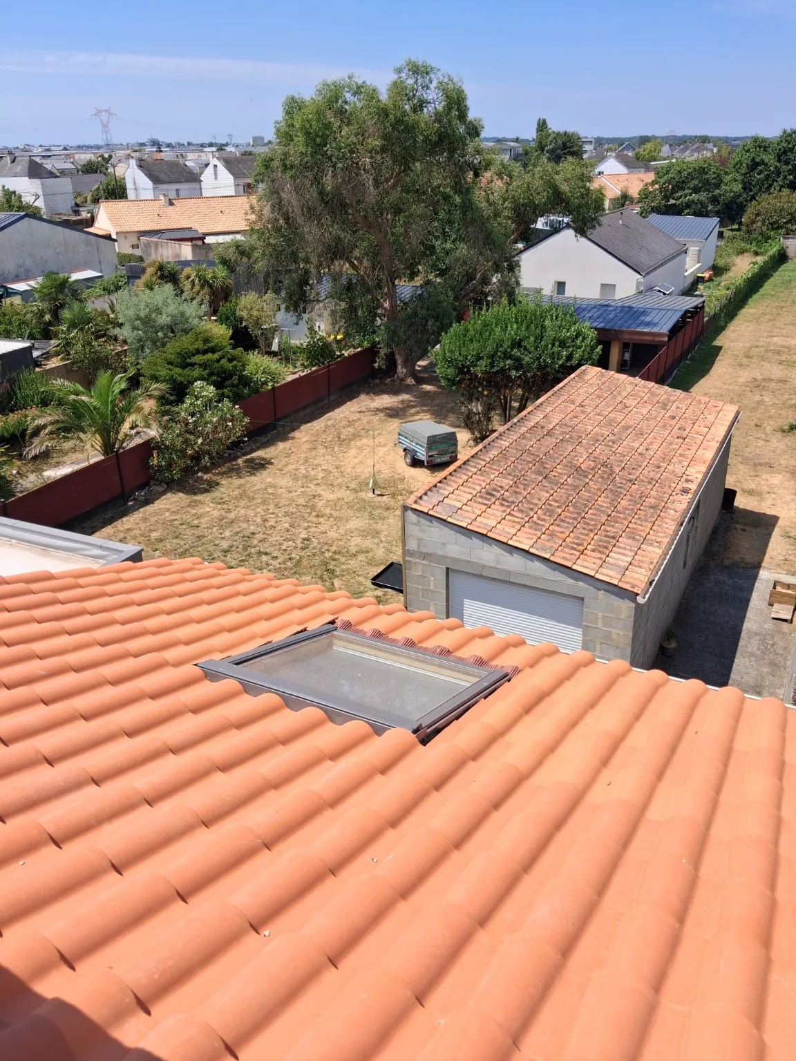 Vue d'ensemble de la toiture en tuiles terminée à Pornichet
