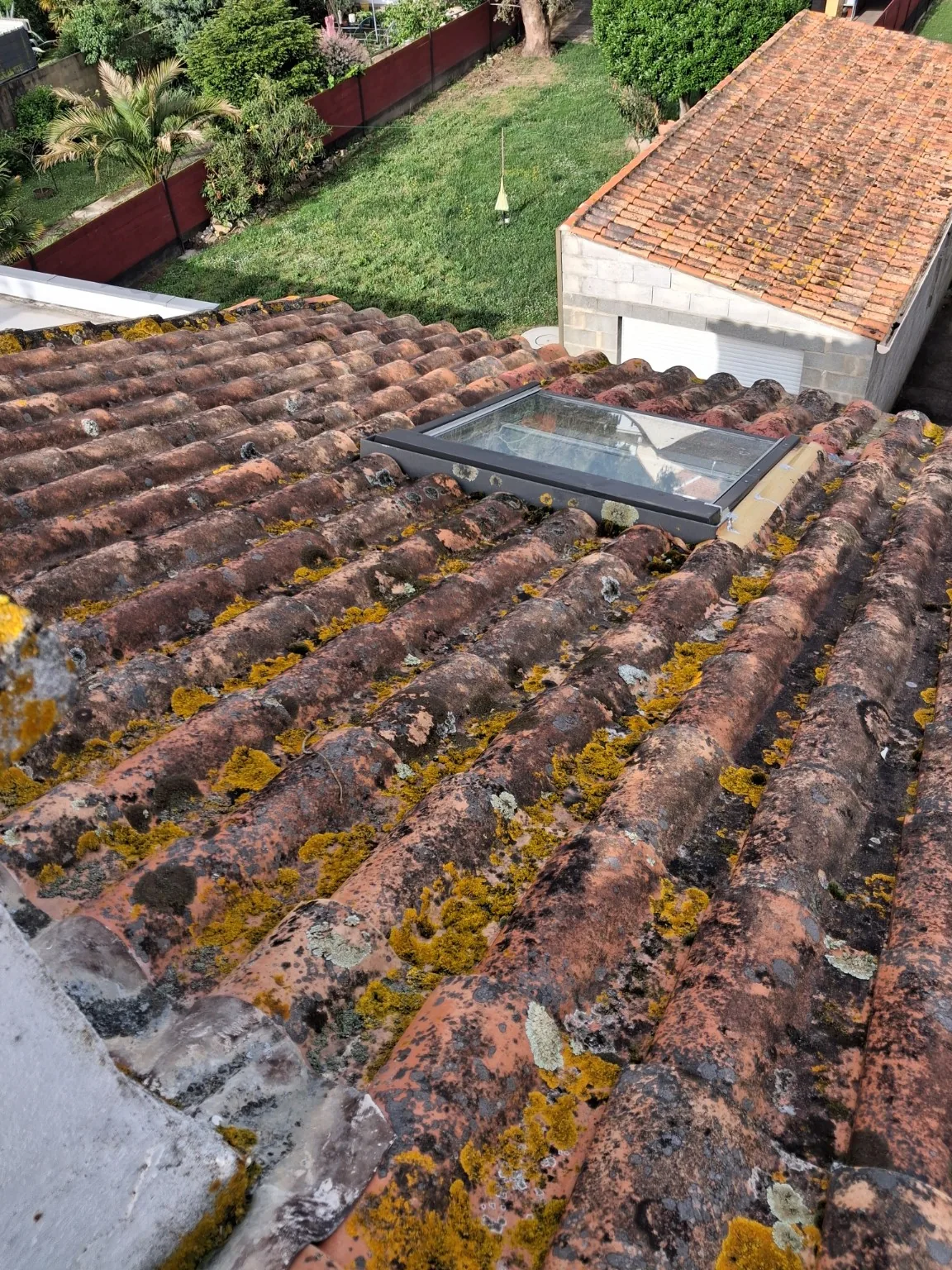 Détail de la pose des tuiles et du raccord de fenêtre de toit à Pornichet