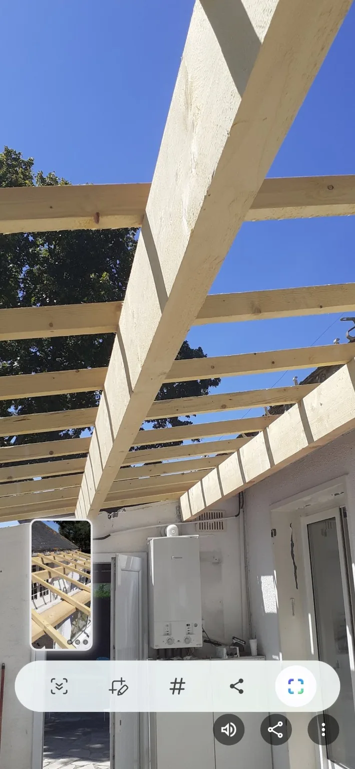 Charpente bois neuve en cours de montage à Pornichet